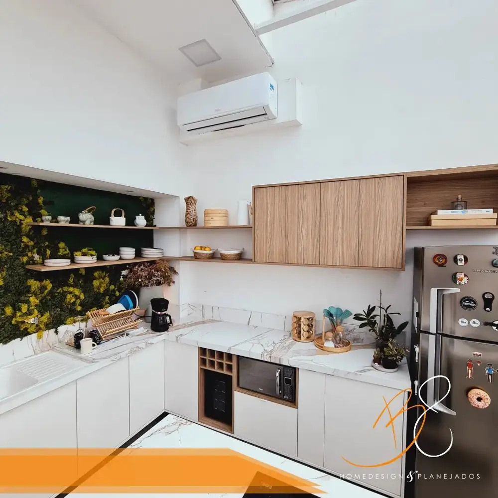 Cozinha com nichos e jardim vertical