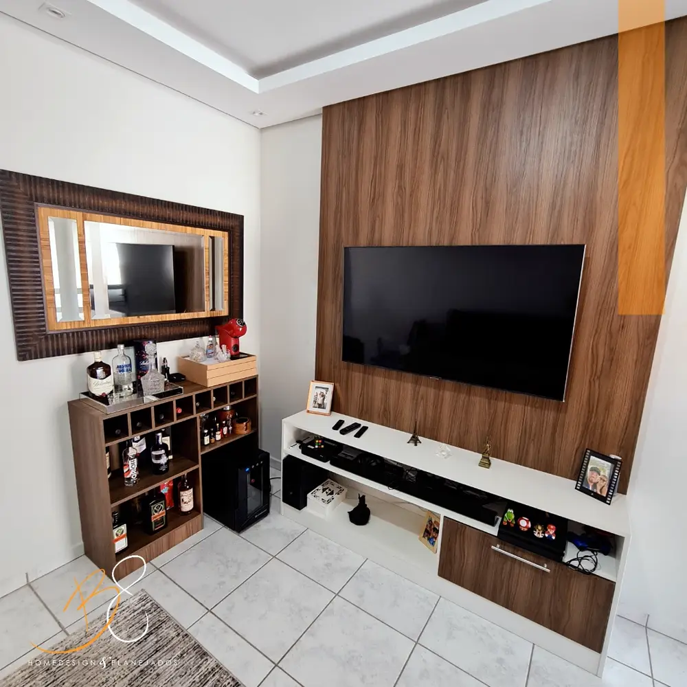 Sala com painel de TV amadeirado